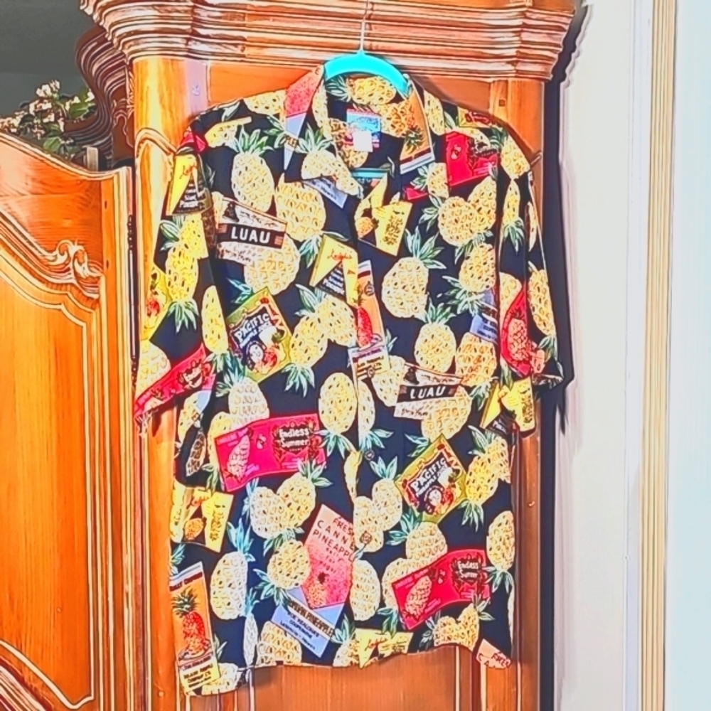 REYN SPOONER, hawian vintage shirt. Size large, coconut‎ buttons.